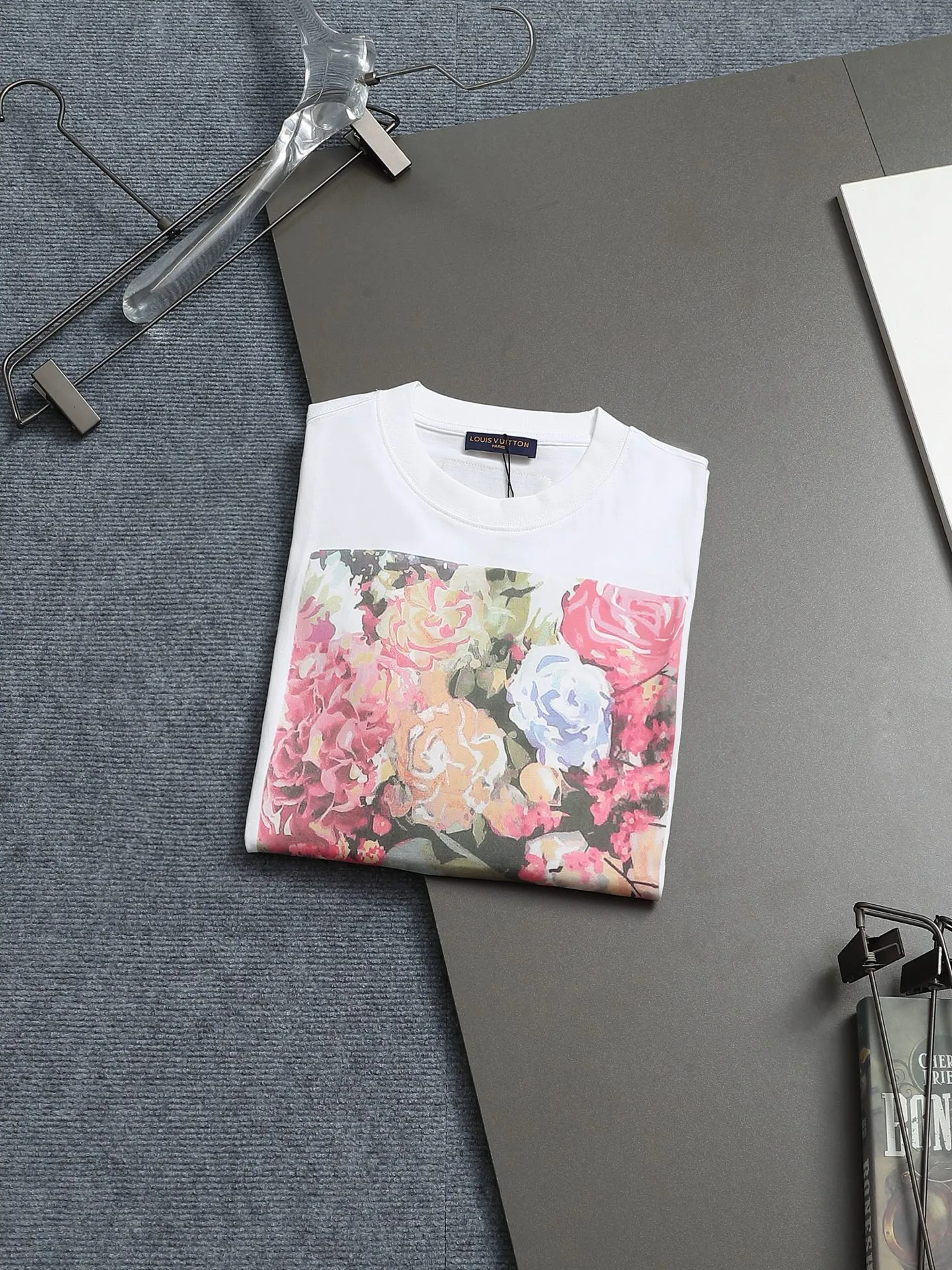 🅿️170 LV 25ss spring and summer printed short T series -1v Yayoi Kusama series pumpkin 🎃 pattern round neck short-sleeved T-shirt. Made of 32-count double yarn pure cotton 240g, washed at high temperature, will not shrink or fade. Comfortable to the touch, super texture❤️ Back-stitched cuff design, yellow back-mark embellishment, and a full set of accessories. A must-have for trendy men and trendy women, the classic drop-shoulder slightly wide version is available exclusively from stock!         ⚠️Only make high quality products, reject junk goods!  -Color: White Black -Size: XS S M L -Crowd: Unisex